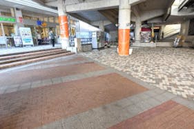 【もりのみやキューズモールBASE】「③1F セントラルスクエア前 西(CS前 西)」食品スーパー出入口近くの食物販やキッチンカー、PRプロモーションに適したイベントスペース