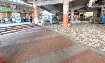 【もりのみやキューズモールBASE】「③1F セントラルスクエア前 西（CS前 西）」食品スーパー出入口近くの食物販やキッチンカー、PRプロモーションに適したイベントスペースの画像