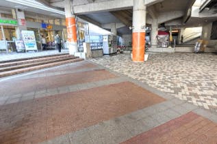 【もりのみやキューズモールBASE】「③1F セントラルスクエア前 西(CS前 西)」食品スーパー出入口近くの食物販やキッチンカー、PRプロモーションに適したイベントスペース