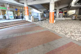 【もりのみやキューズモールBASE】「③1F セントラルスクエア前 西(CS前 西)」食品スーパー出入口近くの食物販やキッチンカー、PRプロモーションに適したイベントスペース