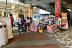 【もりのみやキューズモールBASE】「③1F セントラルスクエア前 西(CS前 西)」食品スーパー出入口近くの食物販やキッチンカー、PRプロモーションに適したイベントスペース