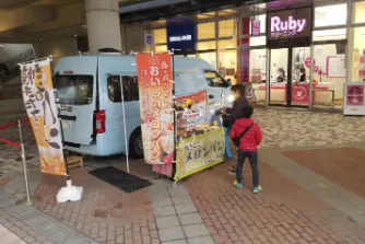 【もりのみやキューズモールBASE】「③1F セントラルスクエア前 西(CS前 西)」食品スーパー出入口近くの食物販やキッチンカー、PRプロモーションに適したイベントスペース