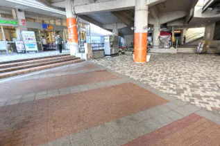 【もりのみやキューズモールBASE】「③1F セントラルスクエア前 西(CS前 西)」食品スーパー出入口近くの食物販やキッチンカー、PRプロモーションに適したイベントスペース