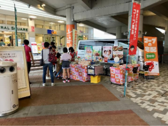 【もりのみやキューズモールBASE】「③1F セントラルスクエア前 西（CS前 西）」食品スーパー出入口近くの食物販やキッチンカー、PRプロモーションに適したイベントスペース