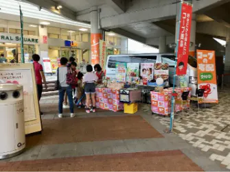 【もりのみやキューズモールBASE】「③1F セントラルスクエア前 西(CS前 西)」食品スーパー出入口近くの食物販やキッチンカー、PRプロモーションに適したイベントスペース