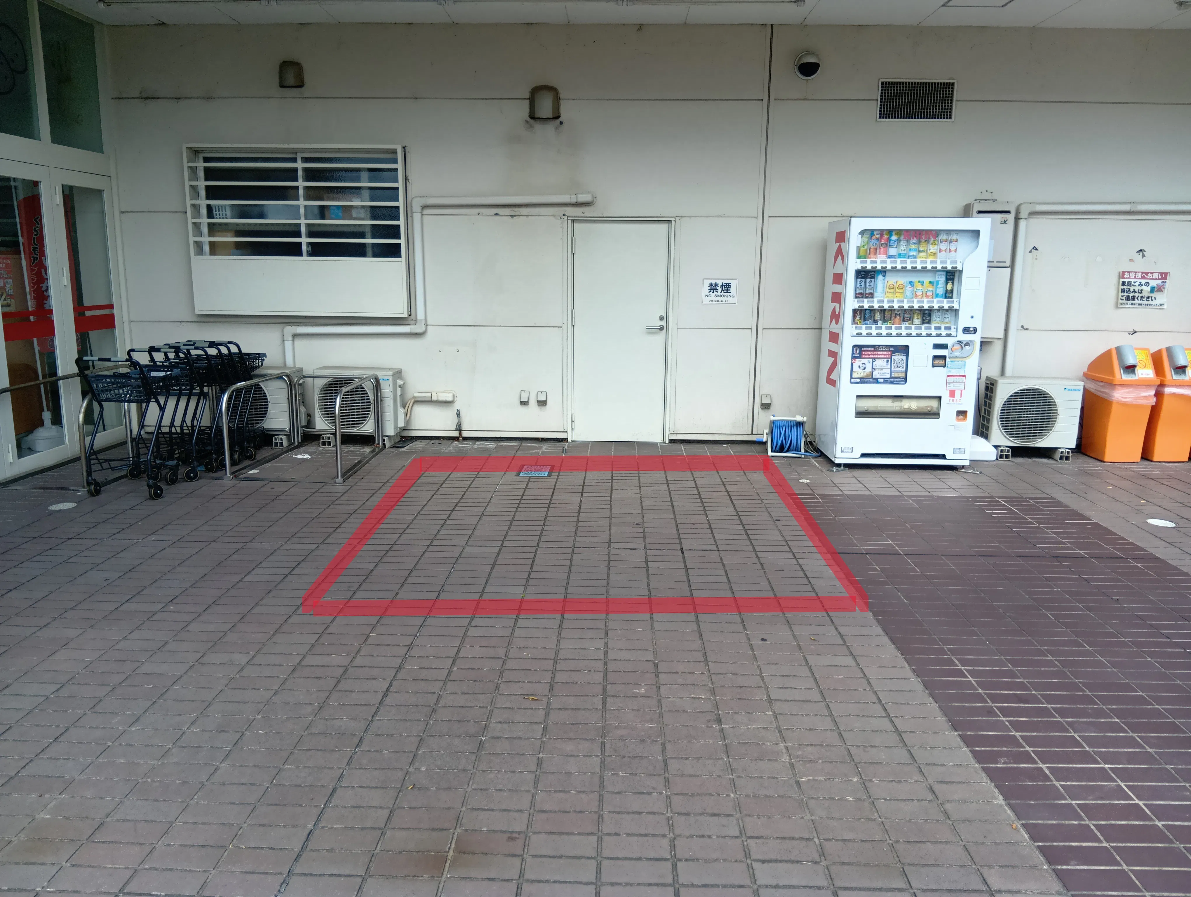 【リベロ三島店】店舗出入口右側 販促プロモーションや物販に最適なスーパー屋外催事イベントスペース