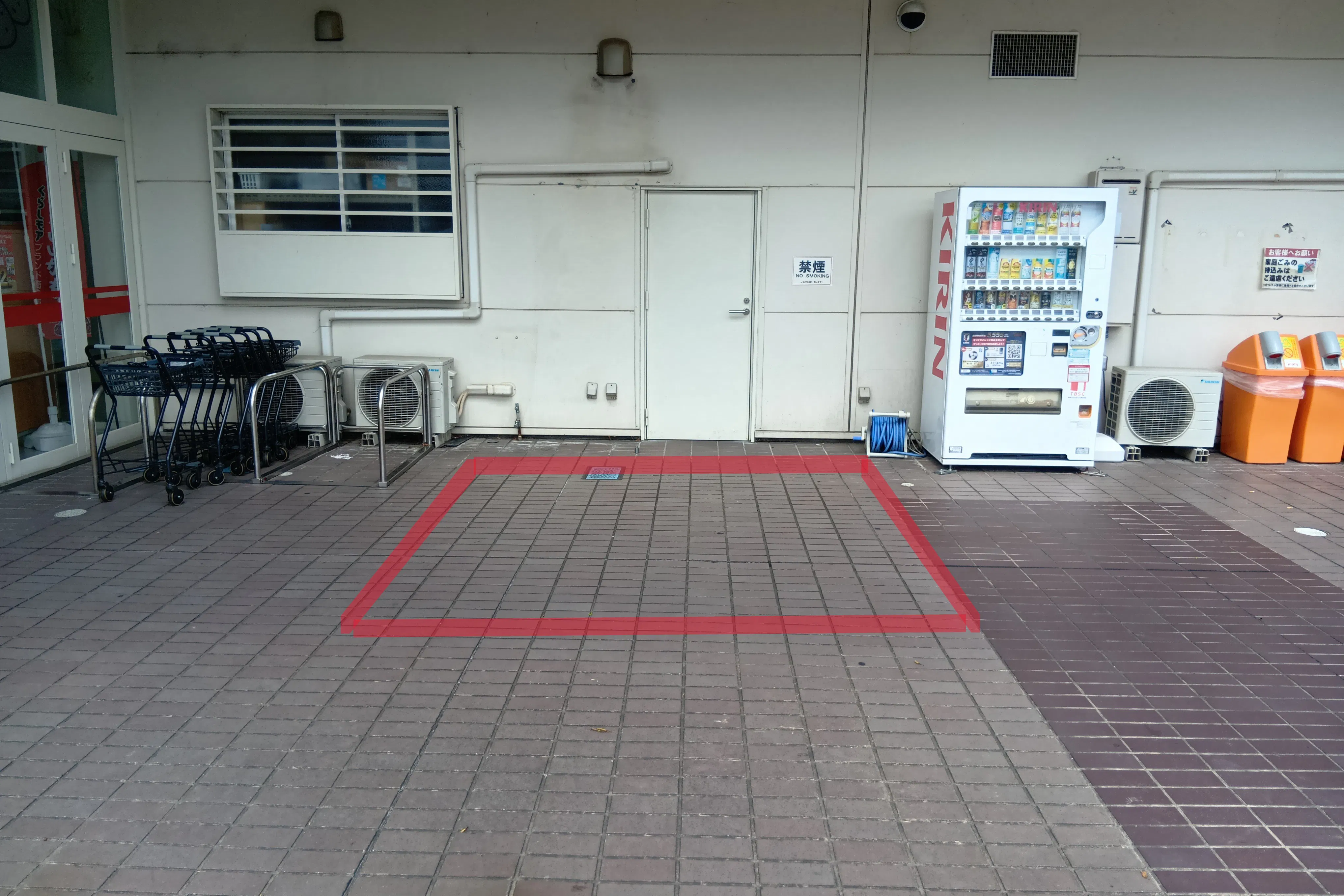 【リベロ三島店】店舗出入口右側 販促プロモーションや物販に最適なスーパー屋外催事イベントスペース