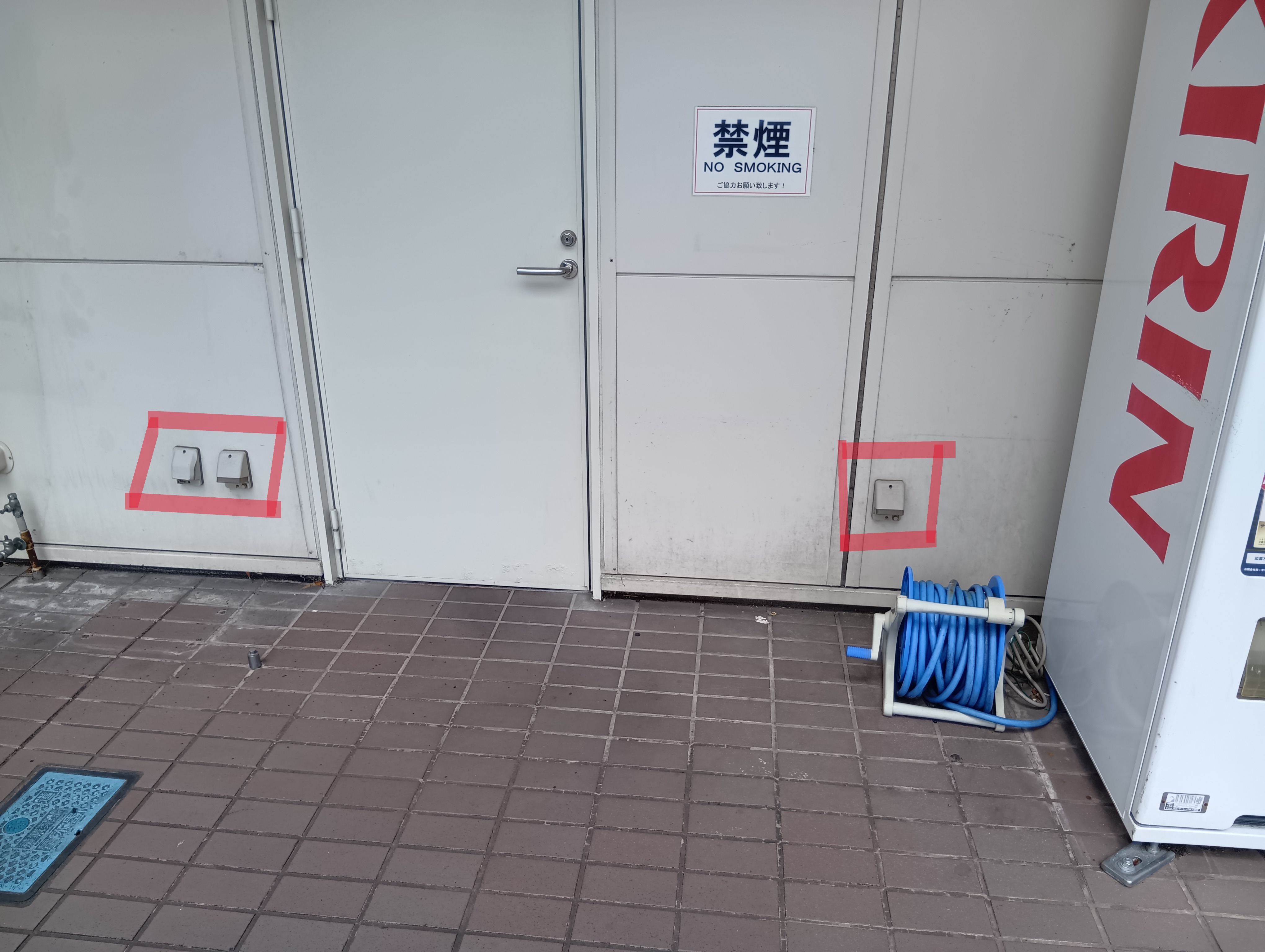 【リベロ三島店】店舗出入口右側 販促プロモーションや物販に最適なスーパー屋外催事イベントスペース