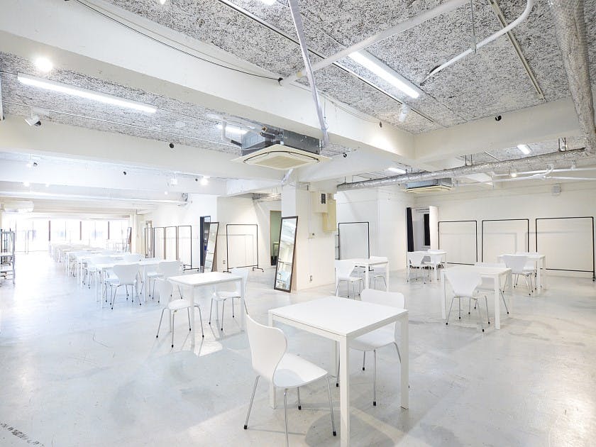 【心斎橋駅5分】南向きの窓から自然光が入る空間とオフィスルーム、ストックルームなど が充実の広々としたワンフロアのプライベートスペースです。