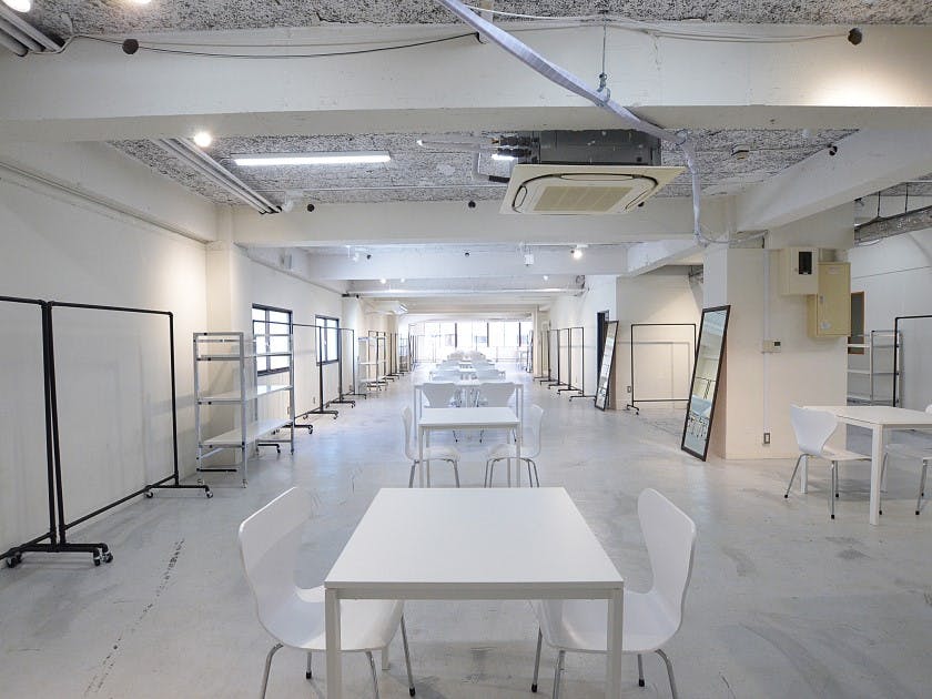 【心斎橋駅5分】南向きの窓から自然光が入る空間とオフィスルーム、ストックルームなど が充実の広々としたワンフロアのプライベートスペースです。