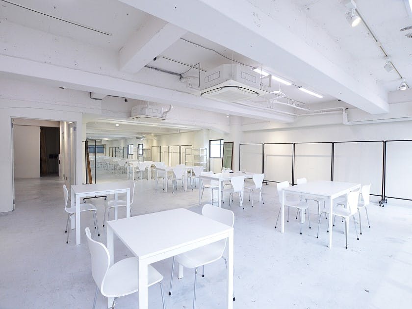 【心斎橋駅5分】南向きの窓から自然光が入る空間とオフィスルーム、ストックルームなど が充実の広々としたワンフロアのプライベートスペースです。