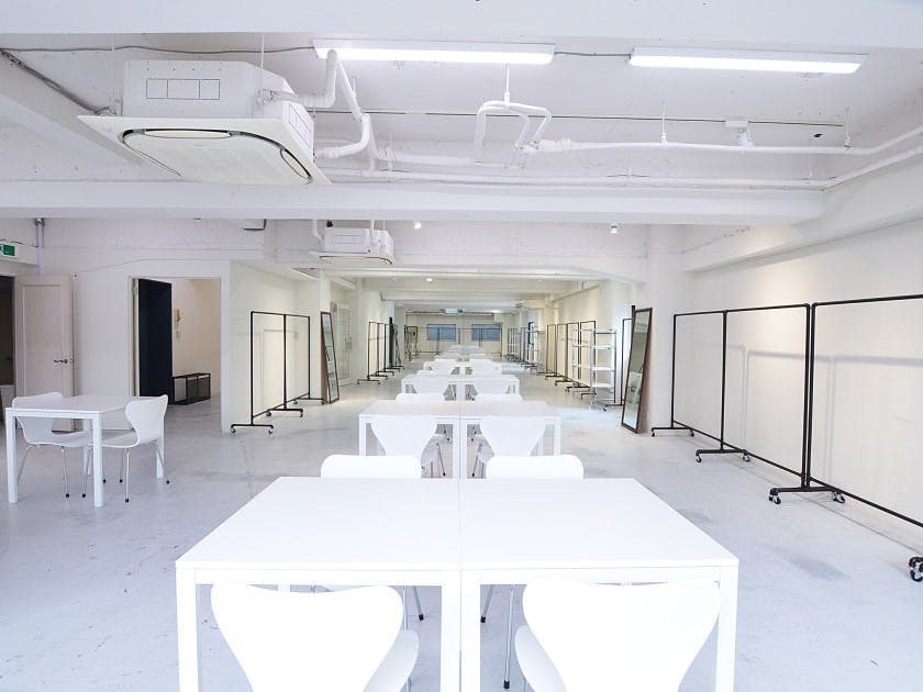 【心斎橋駅5分】南向きの窓から自然光が入る空間とオフィスルーム、ストックルームなど が充実の広々としたワンフロアのプライベートスペースです。