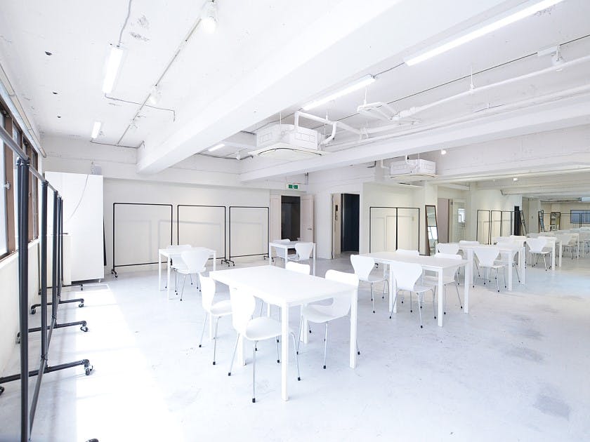 【心斎橋駅5分】南向きの窓から自然光が入る空間とオフィスルーム、ストックルームなど が充実の広々としたワンフロアのプライベートスペースです。