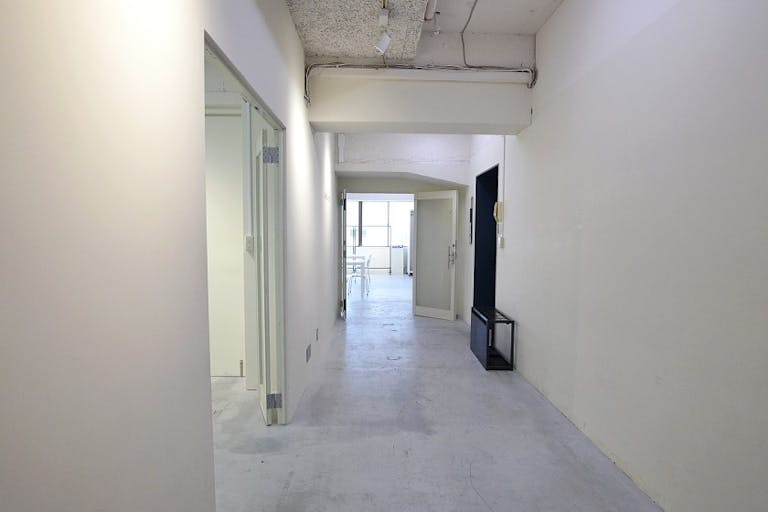 ã¹ããŒã¹å
ã®ãšã³ãã©ã³ã¹ã§ã