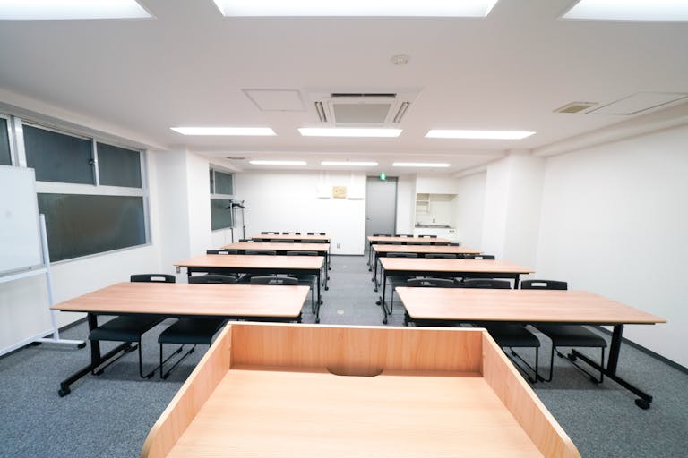 【渋谷駅3分】オフサイトミーティング、社内研修、会議、ワークショップ、招待制イベントに適した宮益坂付近の駅近ミニキッチン付きイベントスペースの画像2