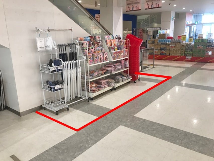 エスカレーター横で、スーパーのレジエンドに位置するため、通行量が多い場所です