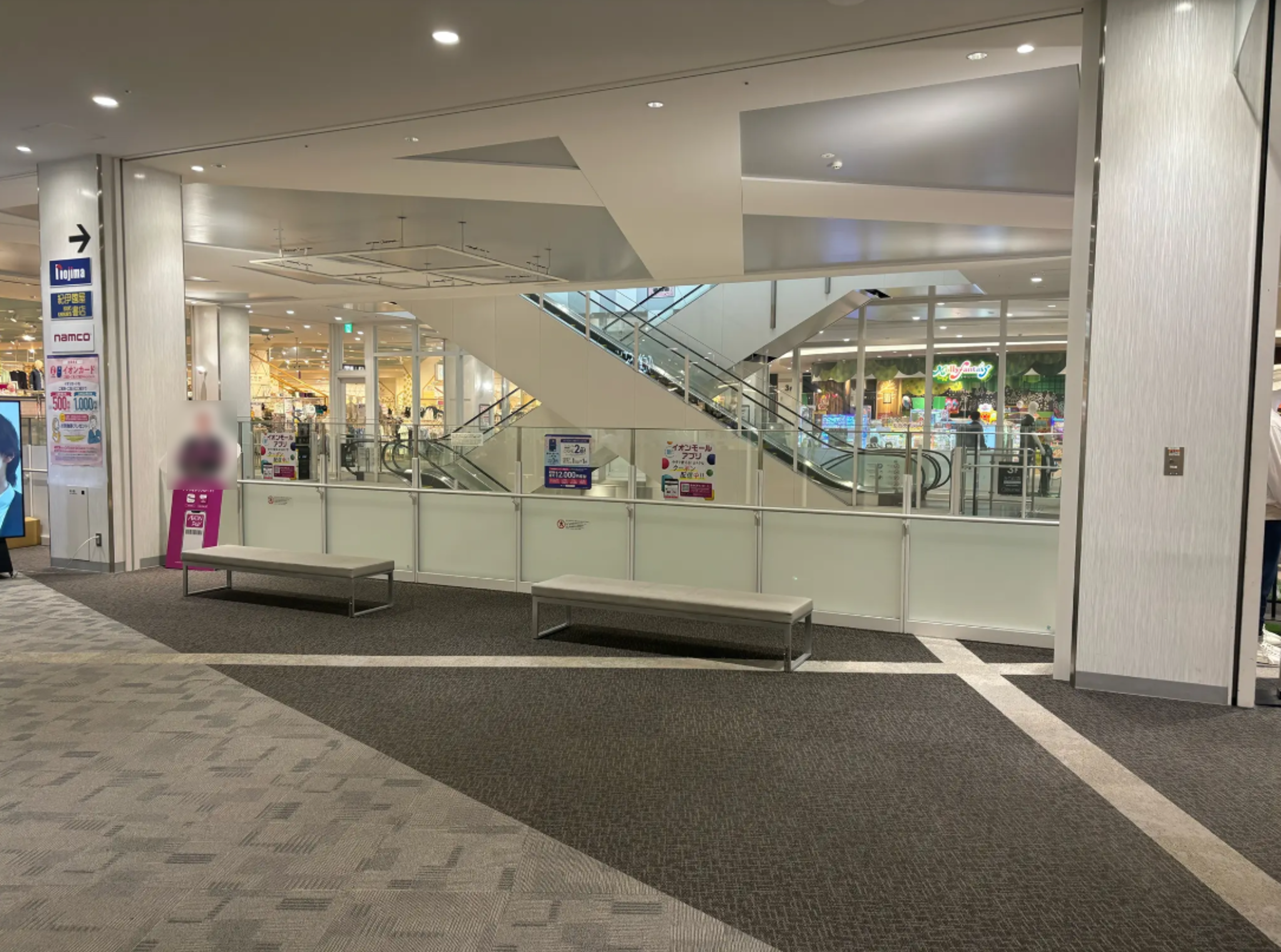 【イオンモール座間】3階サウスコート吹き抜け（専門店側）