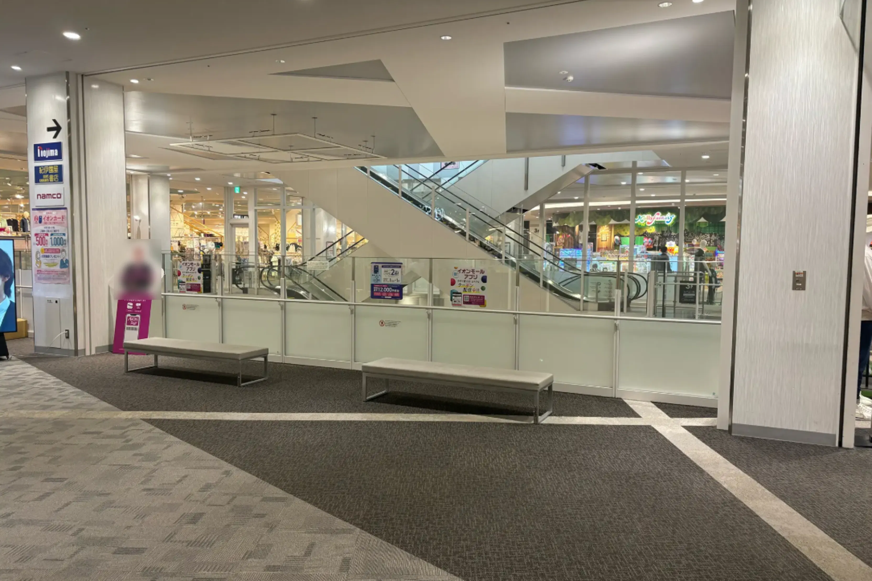 【イオンモール座間】3階サウスコート吹き抜け(専門店側)