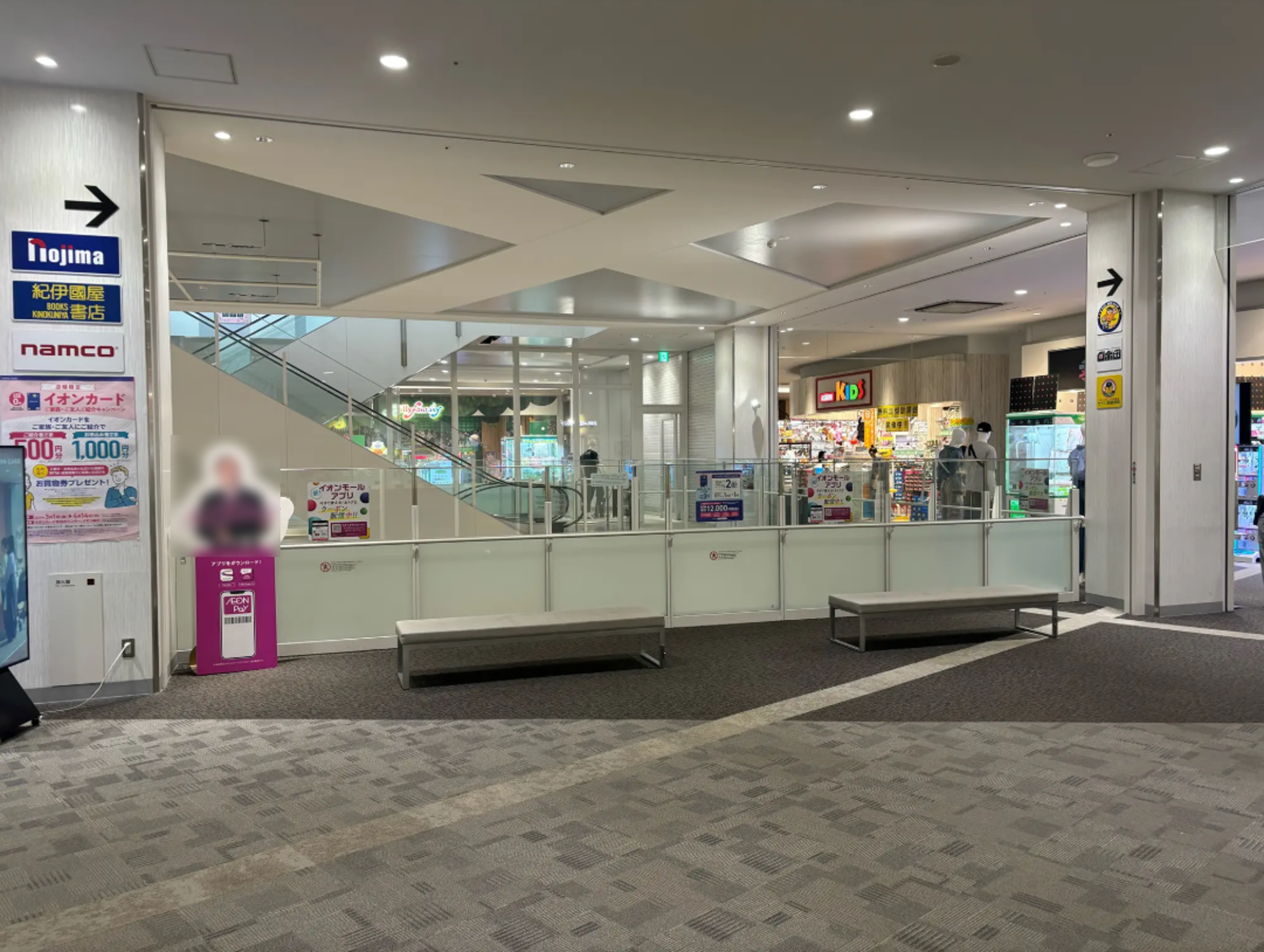 【イオンモール座間】3階サウスコート吹き抜け（専門店側）