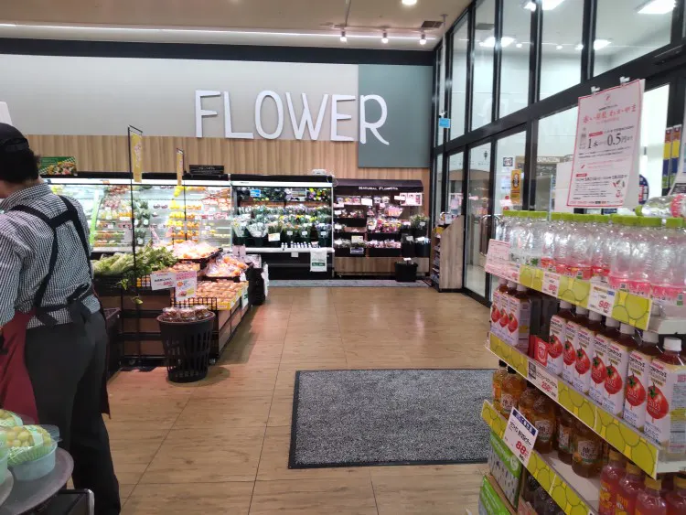 【オークワ大和郡山筒井北】プロモーションに最適な風除室沿いガラス面スペース