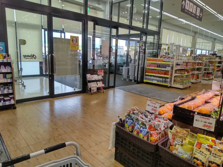 【オークワ大和郡山筒井北】プロモーションに最適な風除室沿いガラス面スペース