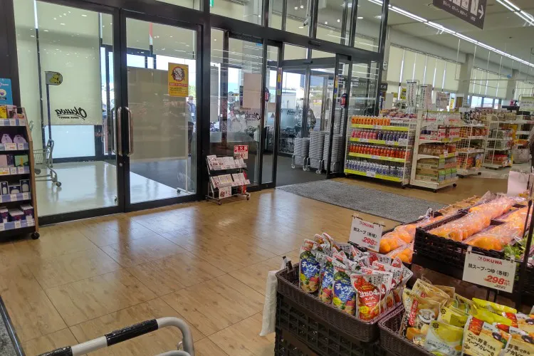 【オークワ大和郡山筒井北】プロモーションに最適な風除室沿いガラス面スペース