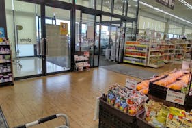 【オークワ大和郡山筒井北】プロモーションに最適な風除室沿いガラス面スペース