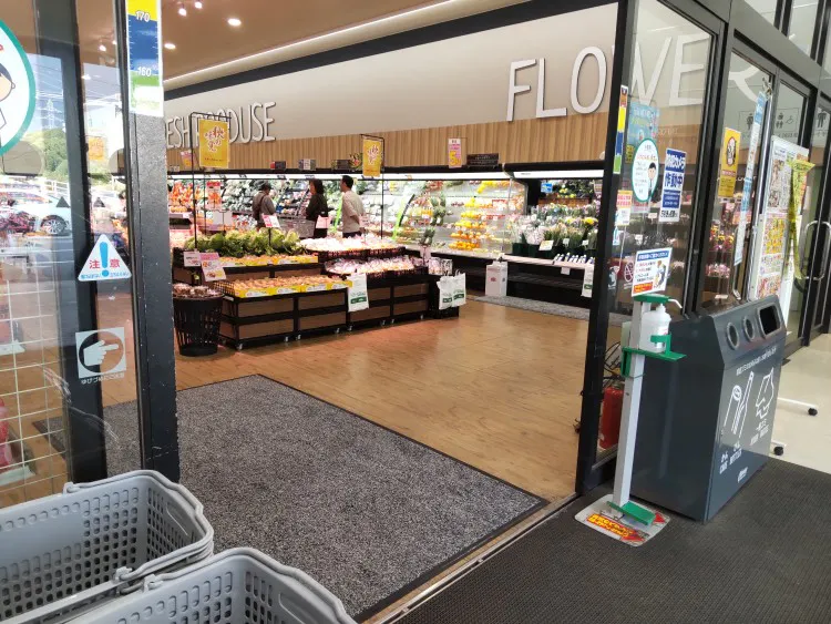 【オークワ大和郡山筒井北】プロモーションに最適な風除室沿いガラス面スペース