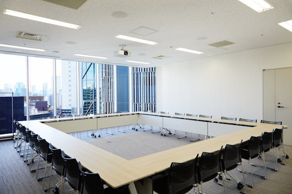 【ヒカリエカンファレンス(Room C)/渋谷駅直結】撮影や展示会にも最適なヒカリエ内にある大きな窓で解放感抜群なイベントスペース