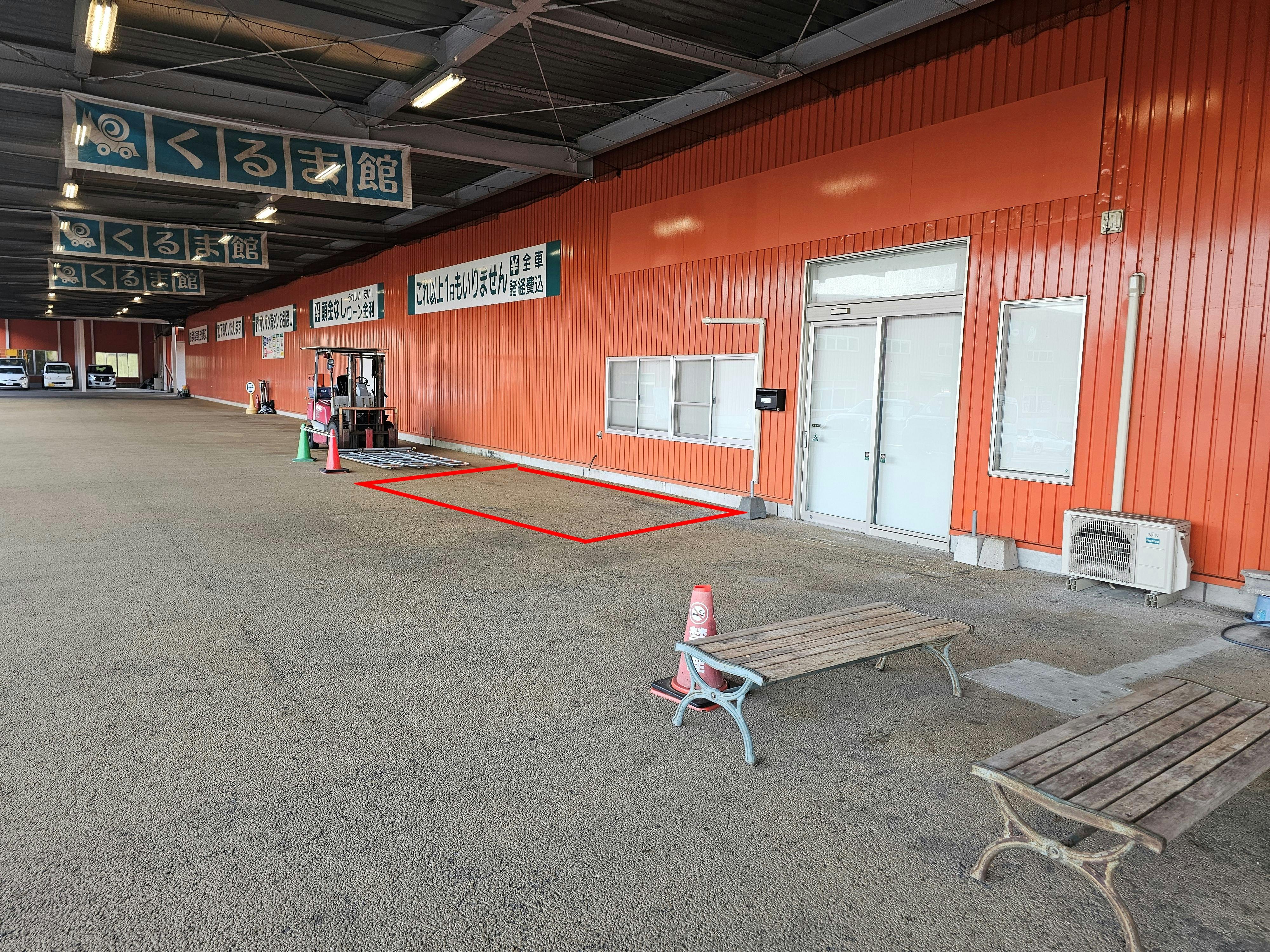 【AZマキオかわなべ店】販促プロモーションに最適な店舗入口奥の軒下スペースの画像