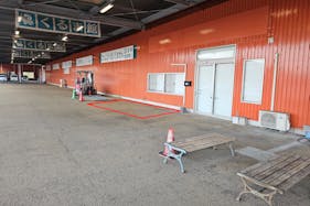 【AZマキオかわなべ店】販促プロモーションに最適な店舗入口奥の軒下スペース