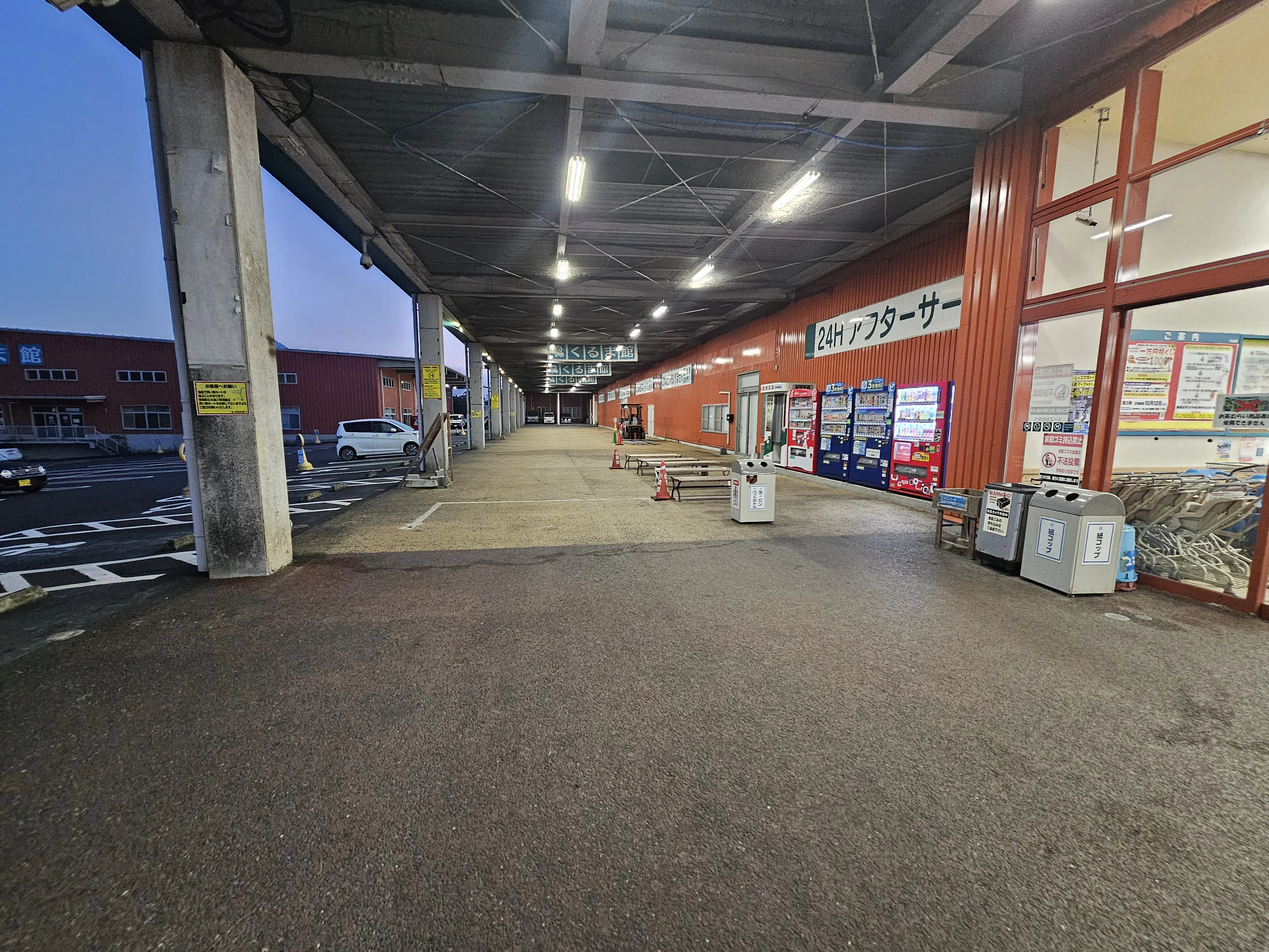 【AZマキオかわなべ店】販促プロモーションに最適な店舗入口奥の軒下スペース