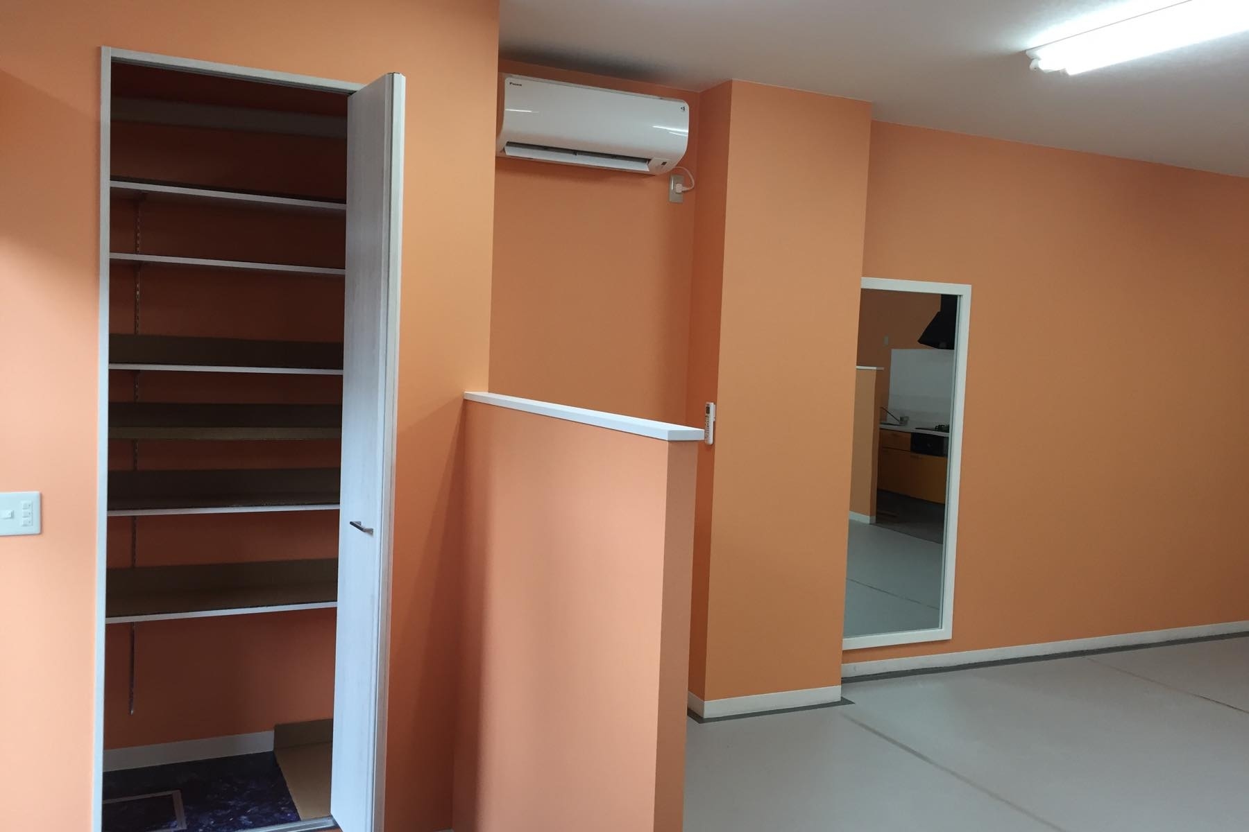 【東新宿駅3分】展示会やポップアップに適したオレンジ色が目印の路面スタジオの画像6