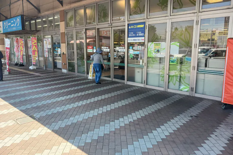 【スピナマート中井店】クリーニング側 販促プロモーションや物販に最適なスーパー屋外催事イベントスペースの画像3