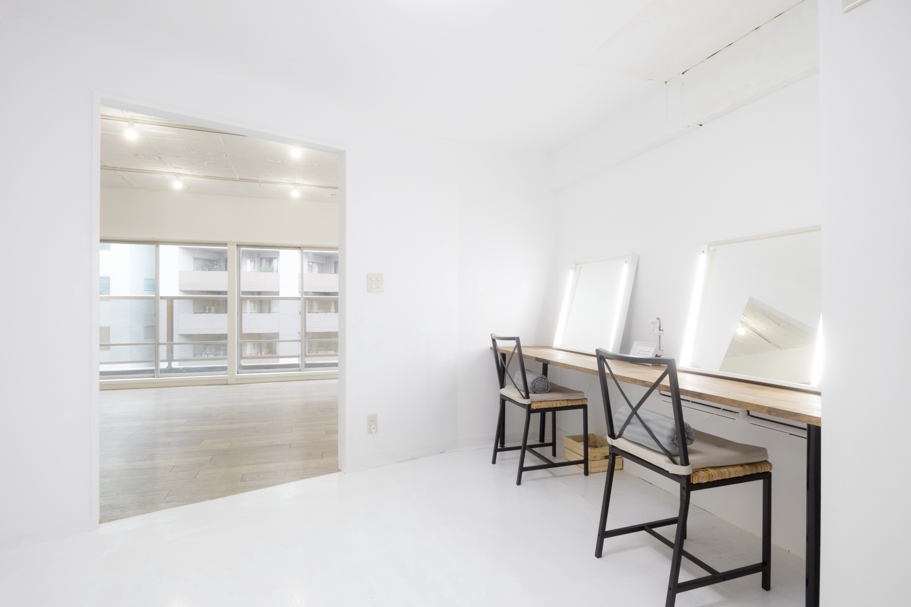 明るいメイクスペースも完備。展示会利用の際は鏡や椅子を撤去します。