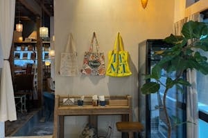 【浅草駅9分】商品やアート展示に最適なヴィンテージ家具で装飾したカフェ入口近くのイベントスペース