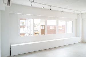 【明治神宮前〈原宿〉駅8分】展示会やポップアップストアに最適な白を基調としたスペース