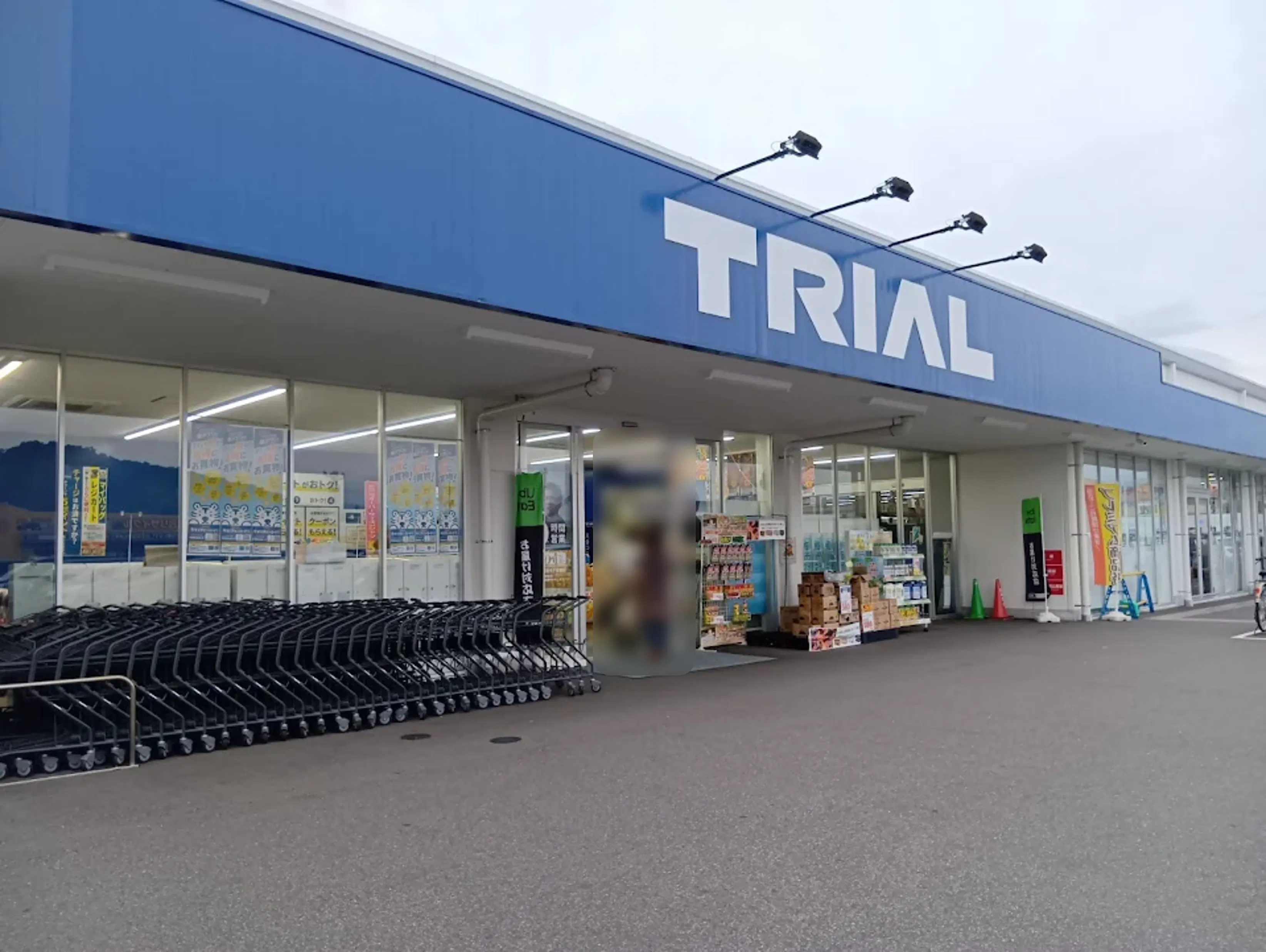 【スーパーセンタートライアル鳥取大杙店】ポーチ前（屋根無し）※高さ制限あり