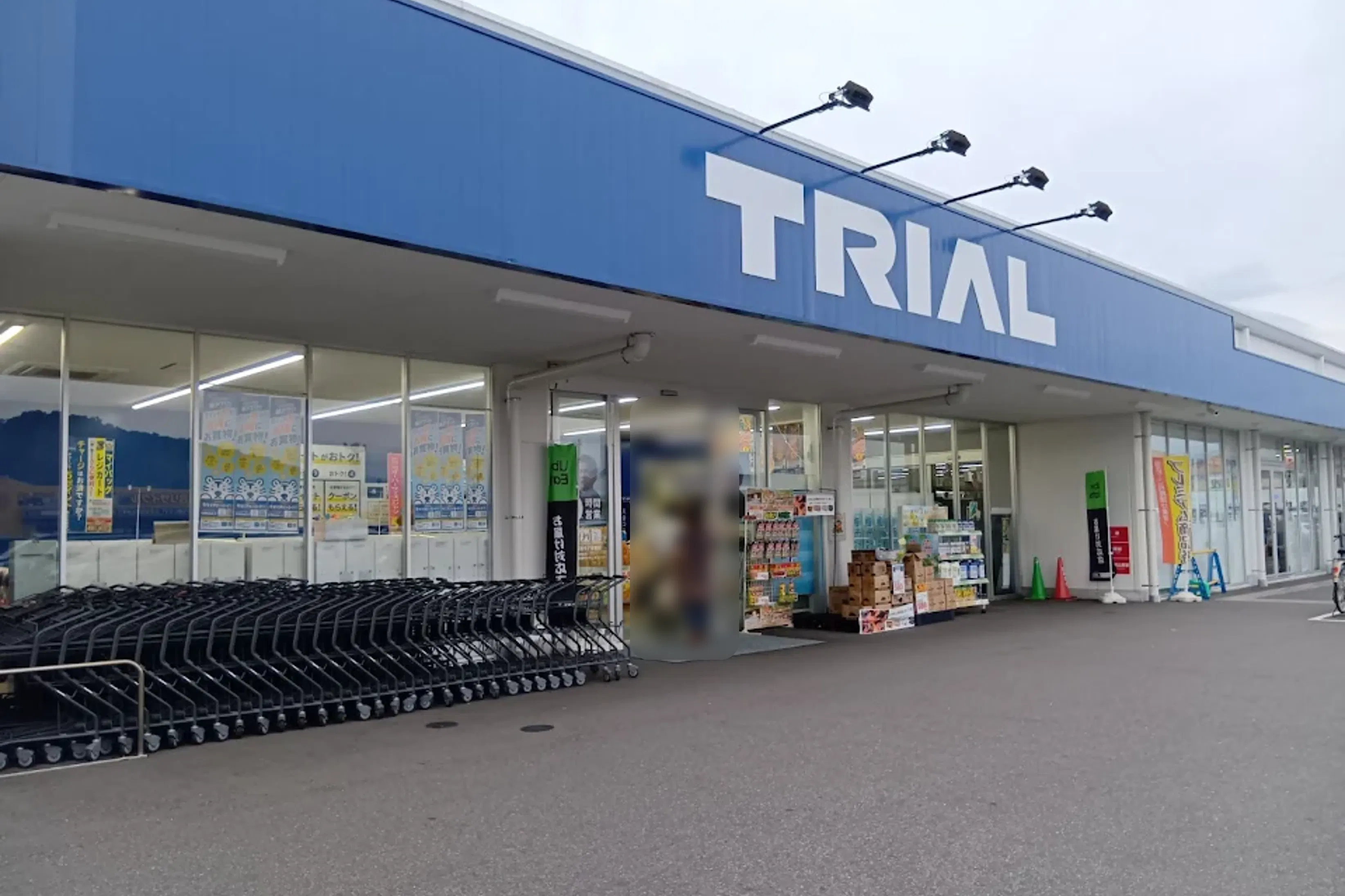 【スーパーセンタートライアル鳥取大杙店】ポーチ前(屋根無し)※高さ制限あり