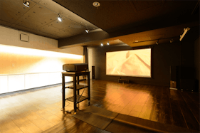 【祐天寺駅7分】展示会場やワークショップに最適な黒が基調のシックな防音室かつ充実の音響設備のあるイベントスペース