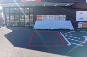 【ベストマム萩店】1階軒下店舗出入口右側 販促プロモーションや物販に最適なスーパー屋外催事イベントスペース