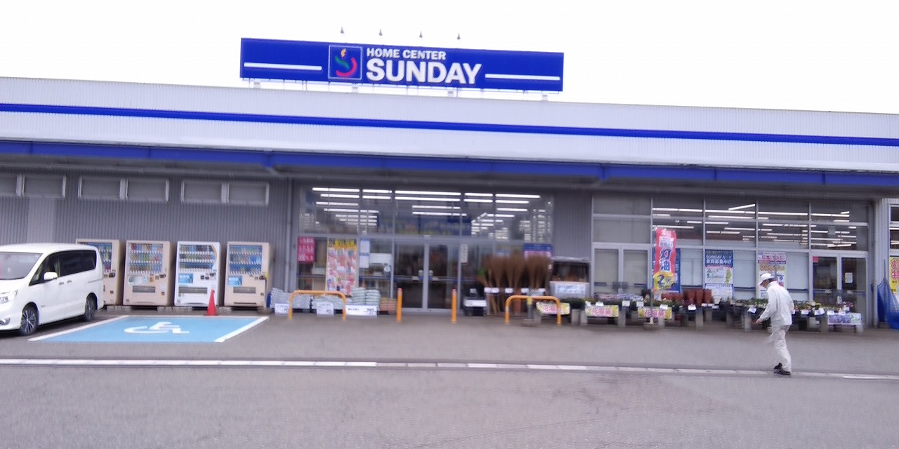 【サンデー藤島店】風除室店内側　食物販やプロモーション等の出店に最適なホームセンター店内のイベントスペース
