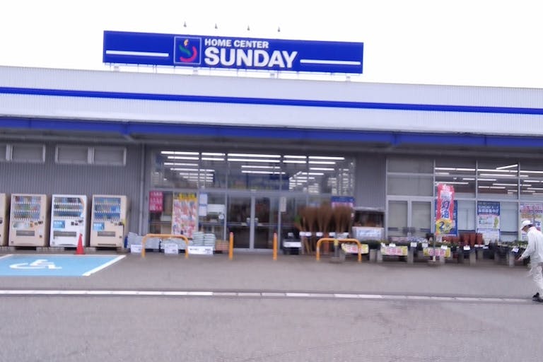 【サンデー藤島店】風除室店内側 食物販やプロモーション等の出店に最適なホームセンター店内のイベントスペースの画像2