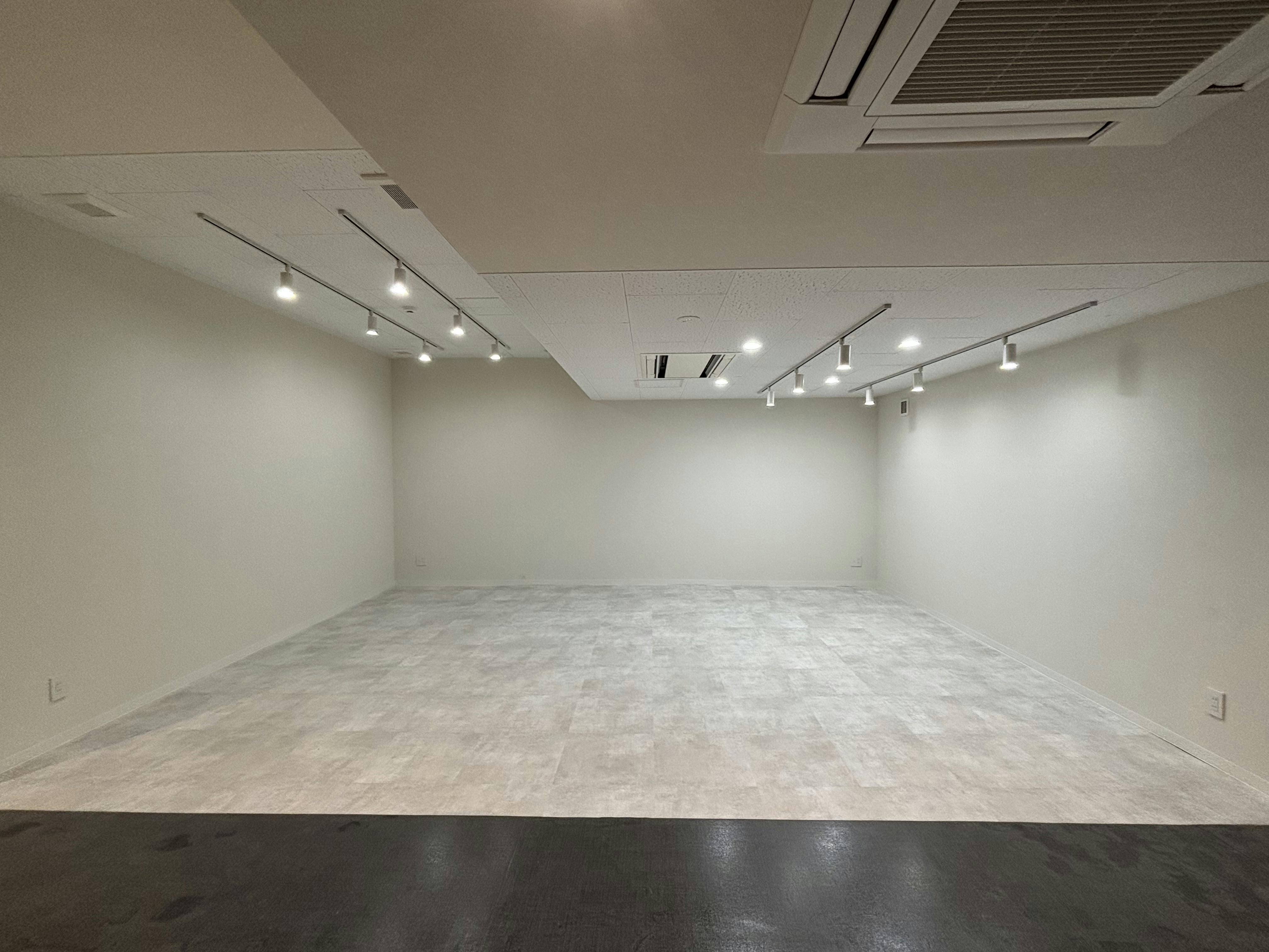 【戸田駅3分】ConecTodaさぼり場2号店！展示会やワークショップに最適！白壁でシンプルなイベントスペースの画像