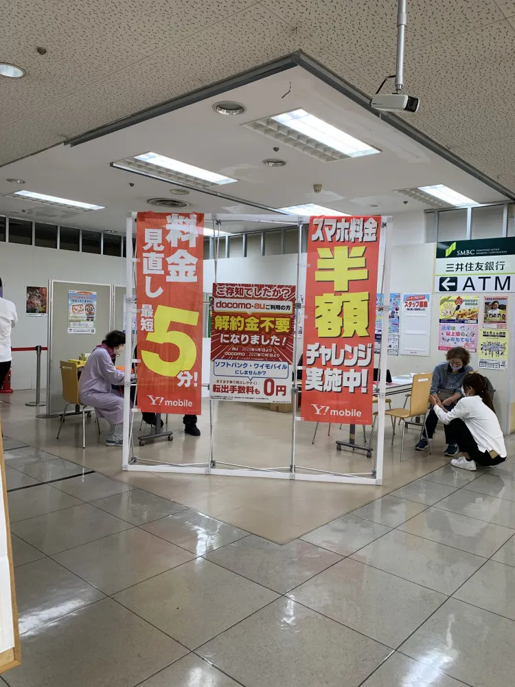 【オークワわくわくシティ尾崎】プロモーションに利用可能な階段横スペース(とんかつ屋前通路)