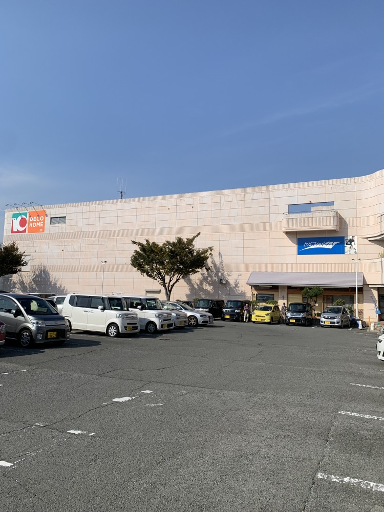 【オークワわくわくシティ尾崎】プロモーションに利用可能な階段横スペース(とんかつ屋前通路)