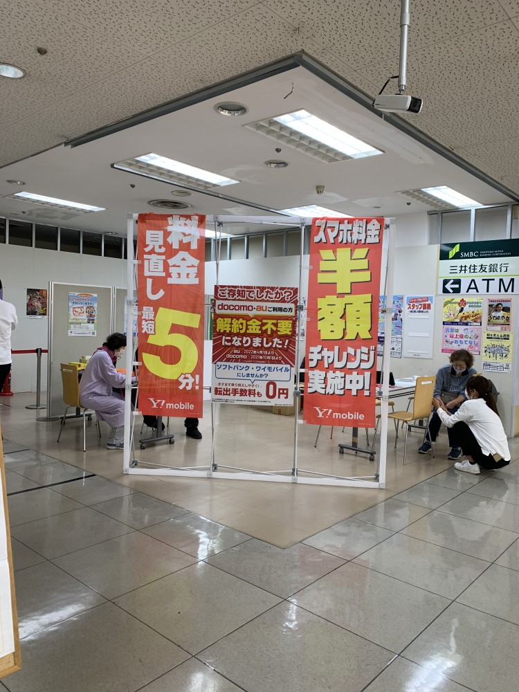 【オークワわくわくシティ尾崎】プロモーションに利用可能な階段横スペース(とんかつ屋前通路)