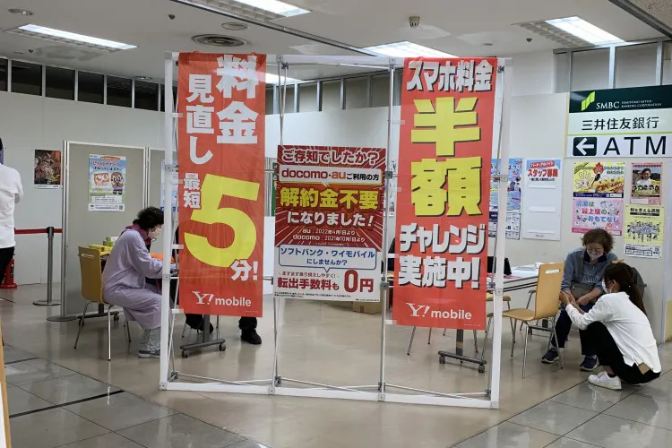 【オークワわくわくシティ尾崎】プロモーションに利用可能な階段横スペース(とんかつ屋前通路)