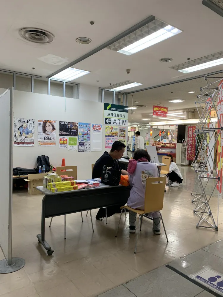 【オークワわくわくシティ尾崎】プロモーションに利用可能な階段横スペース(とんかつ屋前通路)