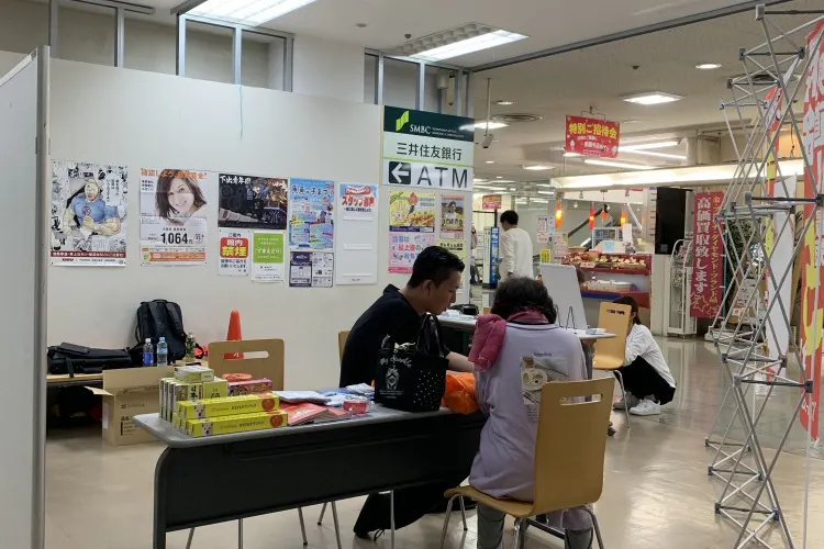 【オークワわくわくシティ尾崎】プロモーションに利用可能な階段横スペース(とんかつ屋前通路)